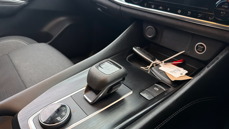 Nissan Qashqai 1.3 DiG-T MH 158 N-Connecta 5dr 4WD Xtronic Petrol Hatchback